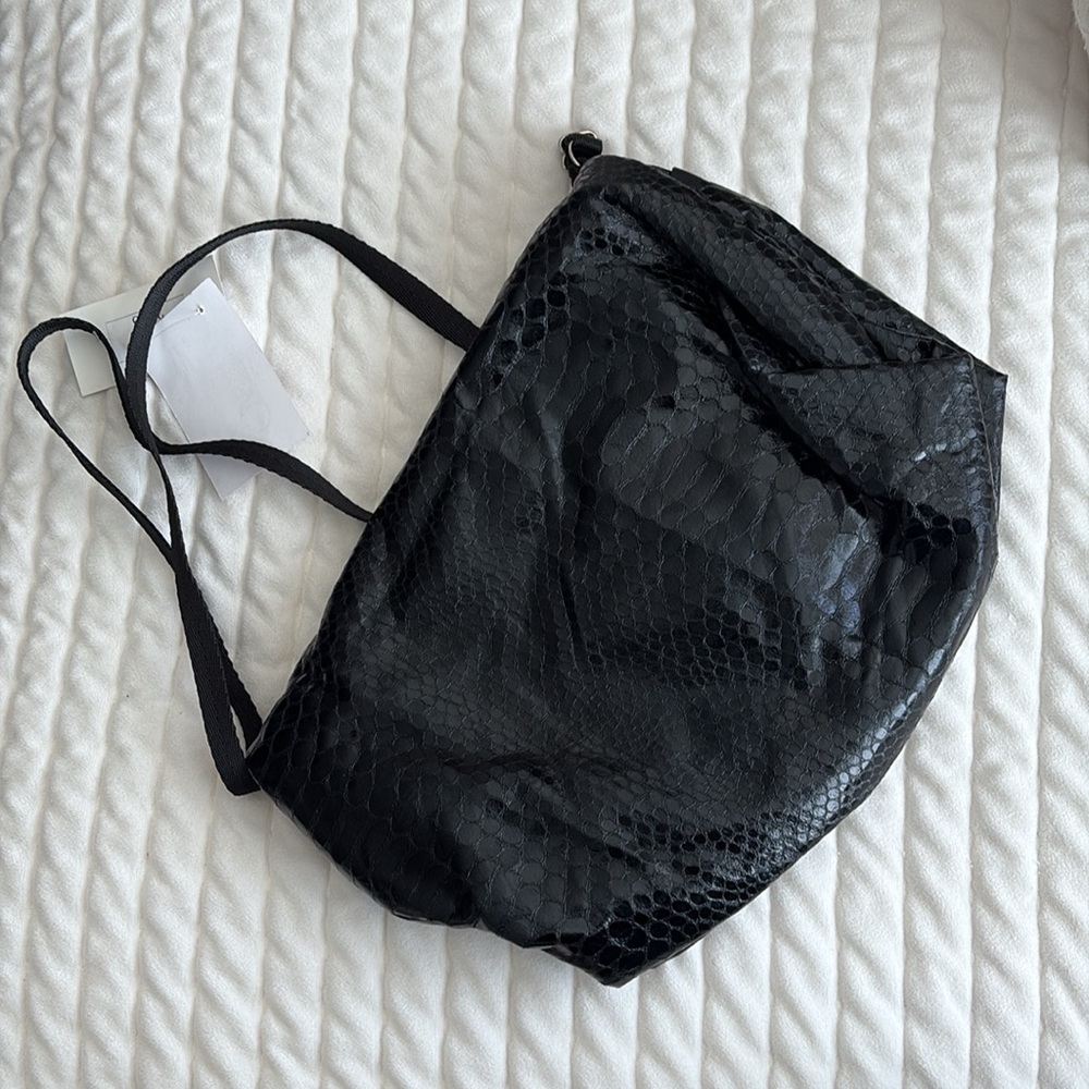 NWT Lesportsac Black Crossbody Shoulder Bag with Snakeskin Textured Fabric - Picture 4 of 9